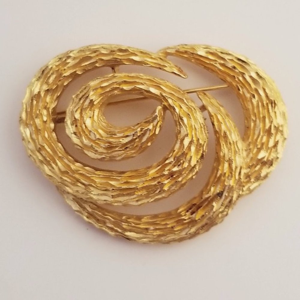 Crown Trifari Vintage Textured Gold Tone Swirl Brooch
